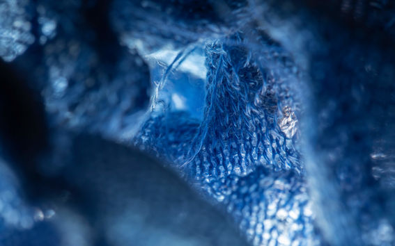 Ioncell-materiaalia sinisessä kudotunomaisessa materiaalissa tai kankaassa