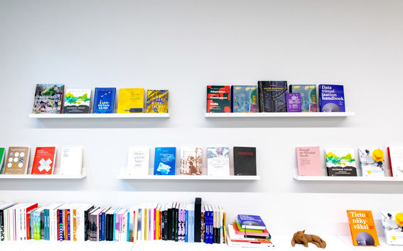 Aalto Arts Books book wall. Kuva: Mikko Raskinen