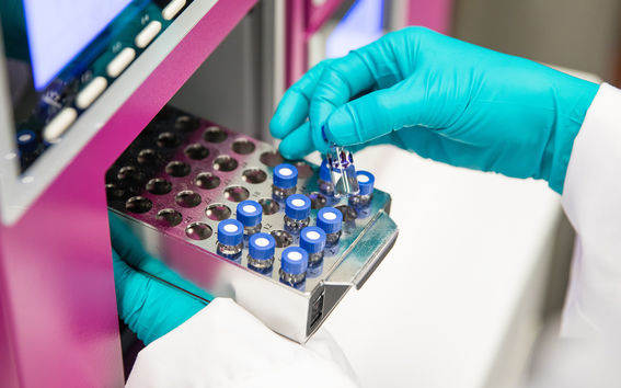 Laboratorioväline ja kädet