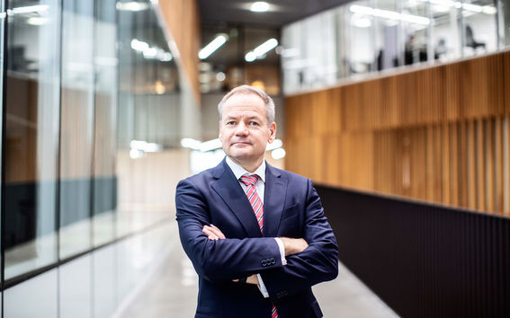 Kuvassa näkyy rahoituksen professori Vesa Puttonen ja kuvan otti Evelin Kask. 