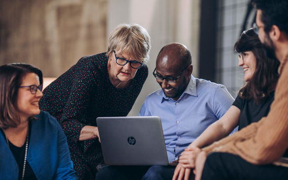 Kuvassa eri-ikäisiä ja erimaalaisia ihmisiä työskentelemässä yhdessä. Kuva: Aleksi Poutanen
