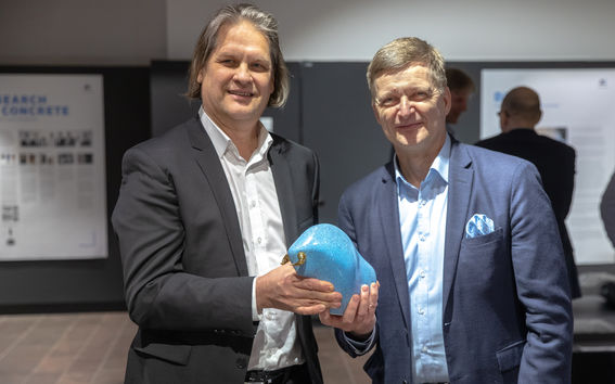 Sininen härkä lahjoitettiin Aallon johdolle