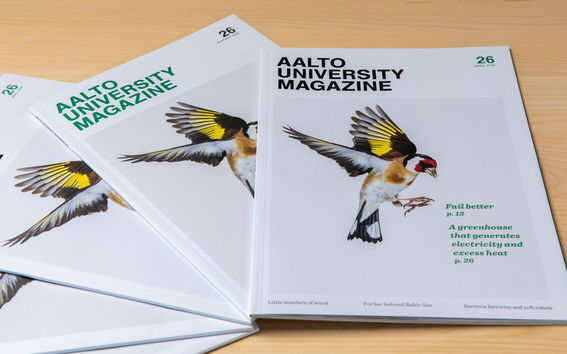 Aalto Magazine 26 -numeron englanninkielisiä ja suomenkielisiä lehtiä pöydällä