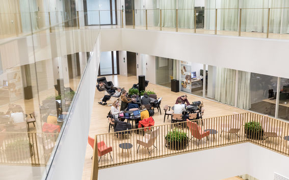 Opiskelijoita Kauppakorkeakoululla. Kuva: Mikko Raskinen / Aalto-yliopisto