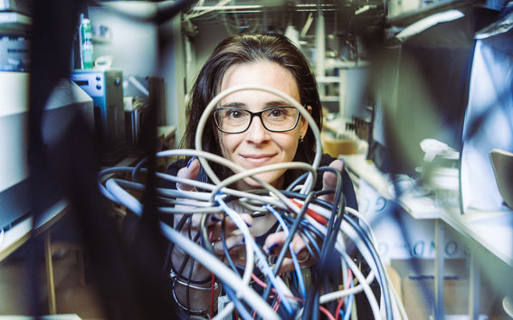 Professori Caterina Soldano pitelee käsissään sähköpiuhojen muodostamaa vyyhtiä. Kuva: Jaakko Kahilaniemi.