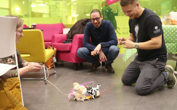 Robottityöpajan osallistujat taistelevat leikkimielisesti rakentamillaan roboteilla Hebocon-turnauksessa