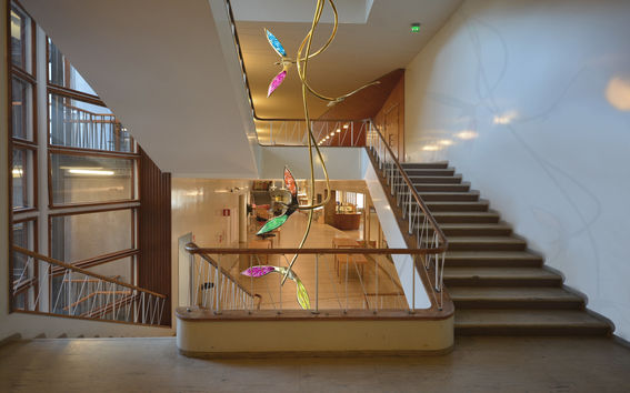 Havainnekuvassa tilataideteos on sijoitettuna Aalto-yliopisto Töölön portaikkoon.