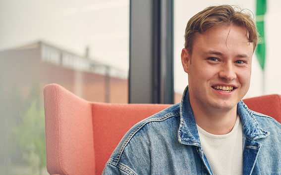 Topi Ronkainen istuu Kauppakorkeakoulun opiskelusalissa