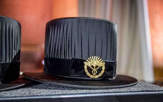 Kuvassa Aalto-yliopiston kauppatieteen tohtorinhattu