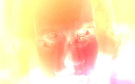 värillinen, melkein abstrakti omakuva