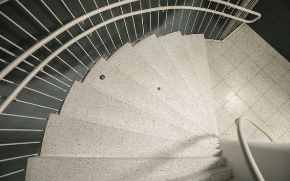 IC-98:n taideteos Mare Tranquillatatis Kauppakorkeakoulun kierreportaikoissa