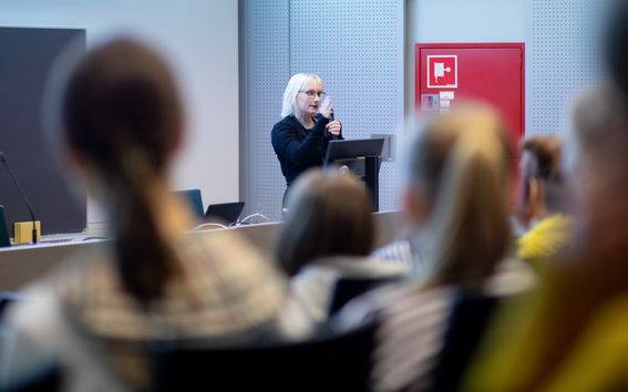 Tutkija puhuu yleisölle