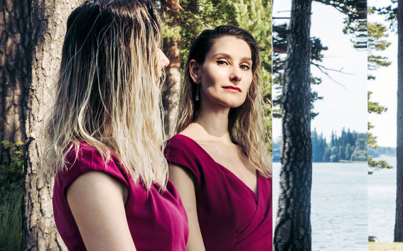 Aallon alumni Ksenia Avetisova katsoo peiliin järven rannalla, kuva: Aleksi Poutanen