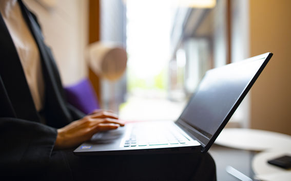 Henkilö työskentelemässä tietokoneella. 