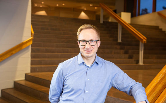 The picture shows Professor Henri Schildt from Aalto University School of Business, and it was taken by Mortti Saarnia. 