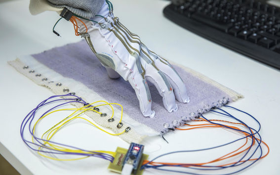 Älyhanska mittaa ja ohjaa potilaan liikkeitä, kuva: Mikko Raskinen