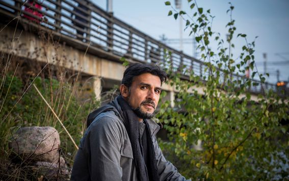 Professori Nitin Sawhney istumassa rannalla, kuva: Veera Konsti