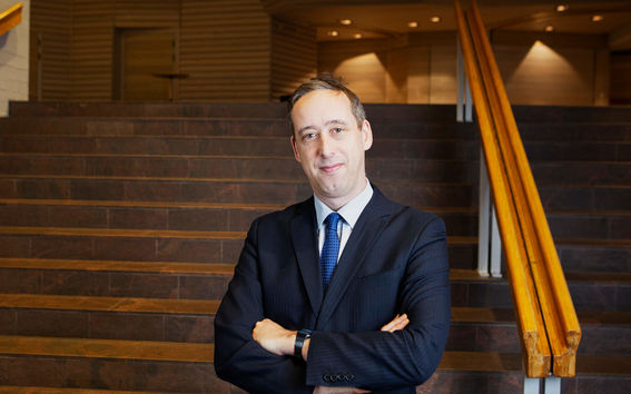 The photo shows Professor of International Business Carl Fey, and it was taken by Mortti Saarnia / Aalto University. 