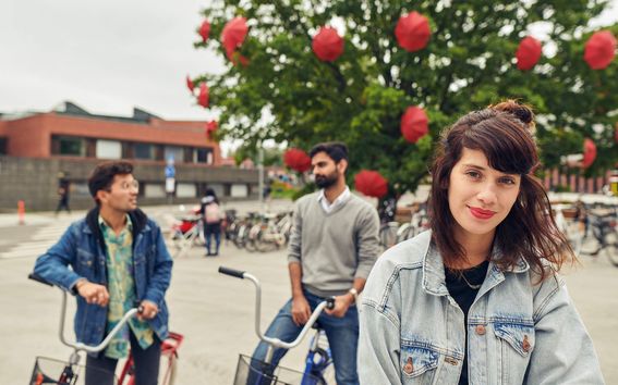 photo_unto rautio_people in front of the väre building