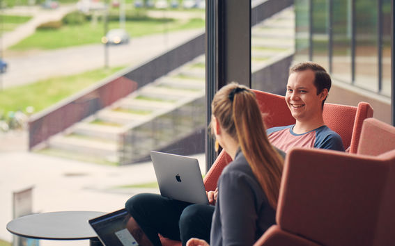  Two students studying at the Ekonominaukio 1 building.