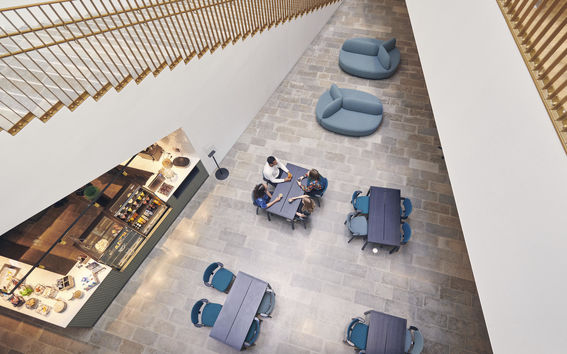 Kauppakorkeakoulu, sisäkuva ylhäältä alaspäin. Kuva: Unto Rautio / Aalto-yliopisto