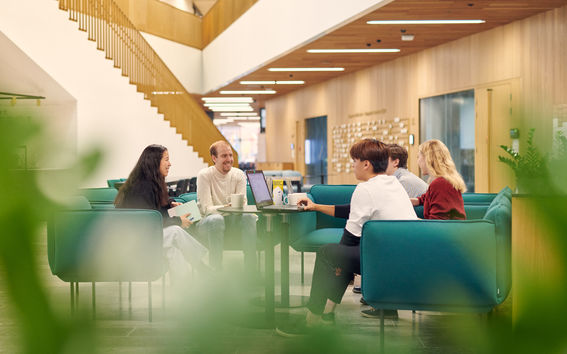 Opiskelijoita istumassa Kauppakorkeakoulun pohjakerroksessa