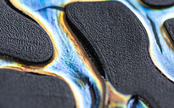 Tummien värialueiden lomassa glitterimäisiä sinisiä ja kultaisia raitoja, kuva Valeria Azovskaya