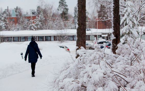 Kuva ihmisestä kävelemässä kampuksella