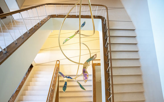 Kannoston Kiertää-teos Aalto-yliopisto Töölön portaikossa.