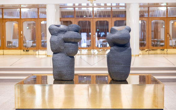 Riskan patsaat Aalto-yliopisto Töölön ala-aulassa.