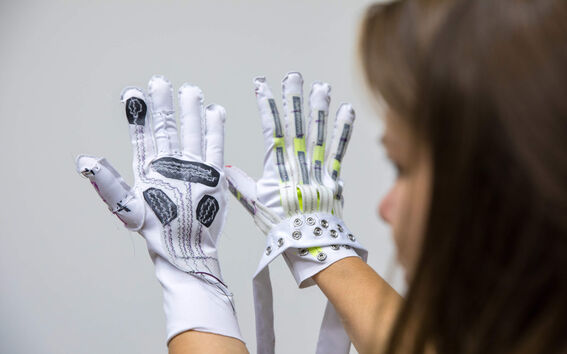 Arts wearable electronic gloves