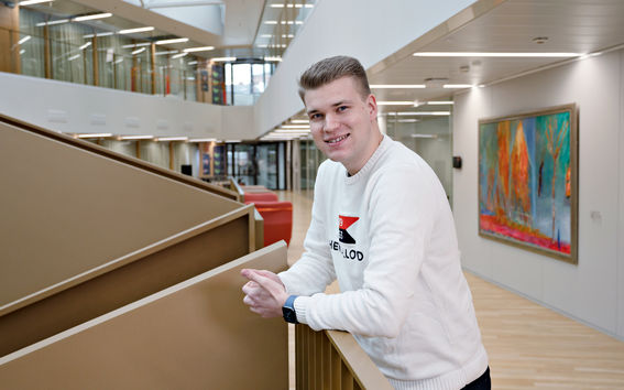 Kuvassa näkyy Edvin Ingman Kauppakorkeakoulun portaikon lähellä. 