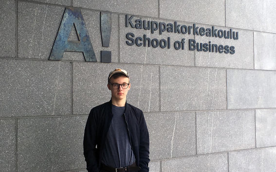 Kuvassa näkyy Eero Kaarsalo Aalto-yliopiston kauppakorkeakoulun pääoven lähellä. Kuvan otti Tiina Leppänen.