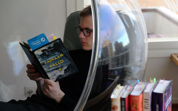 Kuvassa Eero Kaarsalo lukee Finlandia-palkinnon voittanutta kirjaa. Kuvan otti Tiina Leppänen.