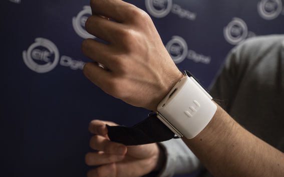 Uusi potilaiden etävalvontalaite kiinnitetään hihnalla ranteeseen kuten rannekello