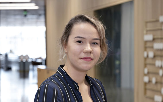 Kuvassa näkyy Milja Mieskolainen Kauppakorkeakoulun aulassa. Kuvan otti Roope Kiviranta Aalto-yliopistosta.