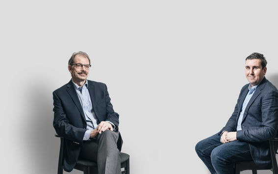 Lasse Mitronen ja Mikko Hänninen istumassa viistosti toisiaan vastapäätä.