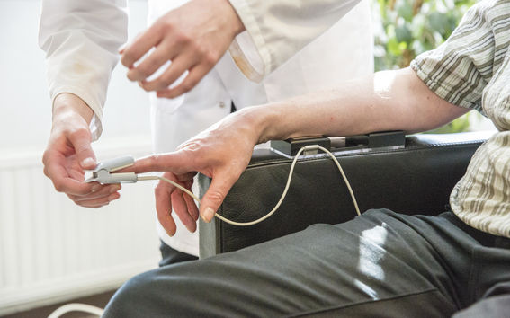 Terveystuoli, asiakkaan sormessa tutkimuslaite. Kuva: Mikko Raskinen