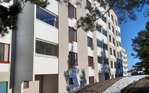 Kerrostalo ja kallioita