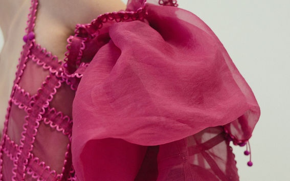 Yksityiskohta muodin opiskelija Sofia Ilmosen mallistosta. Ilmonen on vuoden 2021 Hyères-finalisti.