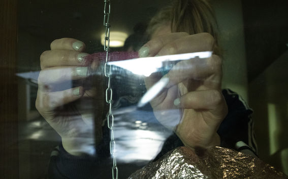 Kuvataideopiskelijoiden ikkunainstallaatio oli esillä Amos Rex -museossa osana Egyptin varjo -opintoprojektia. 