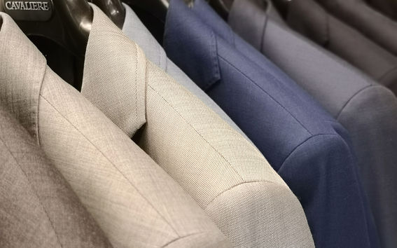 Miesten pukuja henkareissa