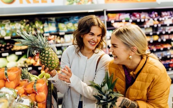 Kaksi naista K-ryhmän kaupan hevi-osastolla.