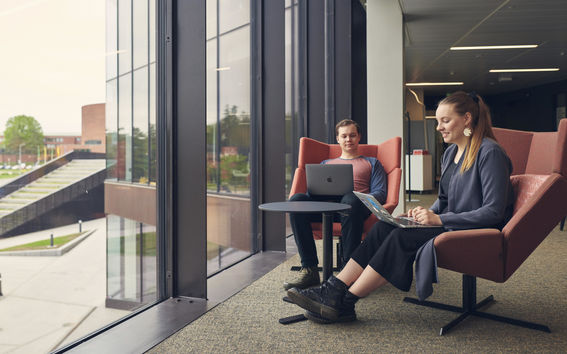 Kaksi opiskelijaa istuu läppäreidensä kanssa Kauppakorkeakoululla. Kuva: Aalto-yliopisto / Unto Rautio