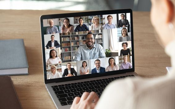 kuvituskuva henkilöstä etäkokouksessa