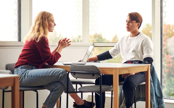 Kaksi Aalto-yliopiston kauppatieteiden opiskelijaa Otaniemen kampuksella.