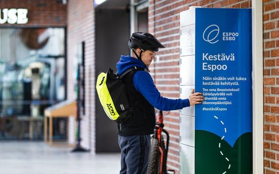 Sähköpyörien latauskaappi, käyttäjä ja pyörä A Blocissa