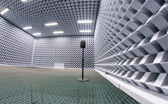  Äänen viivettä on tutkittu Suomen hiljaisimmassa huoneessa Otaniemessä sijaitsevassa kaiuttomassa huoneessa.  Kuva: Aalto-yliopisto / Mikko Raskinen