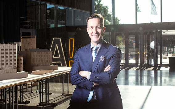 Rahoituksen laitosjohtaja Elias Rantapuska Väre-rakennuksen aulassa. Kuvaaja Evelin Kask.