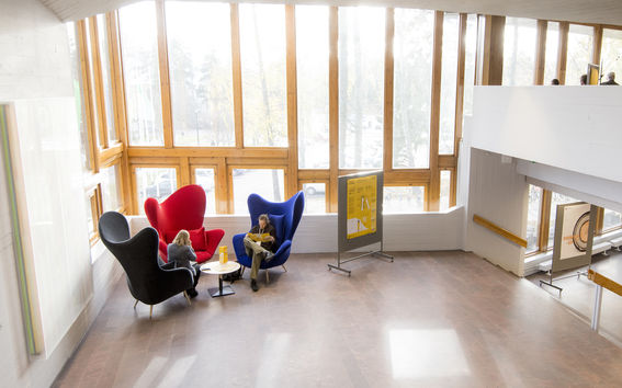 Kaksi henkilöä istuu nojatuoleissa Dipolissa.